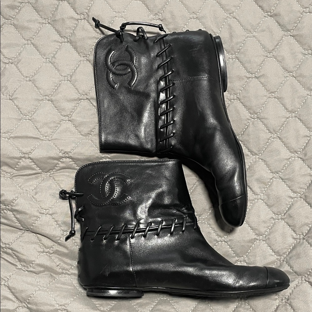 Authentic CHANEL Black Leather Lace-Up Shoes Boots ankle Booties. Size 41